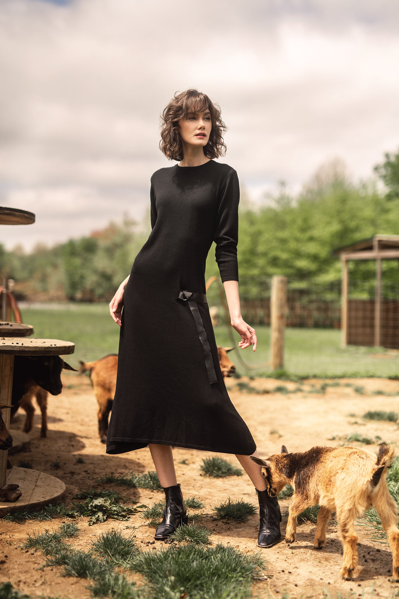 BLACK KNIT DRESS WITH WAIST BUCKLE